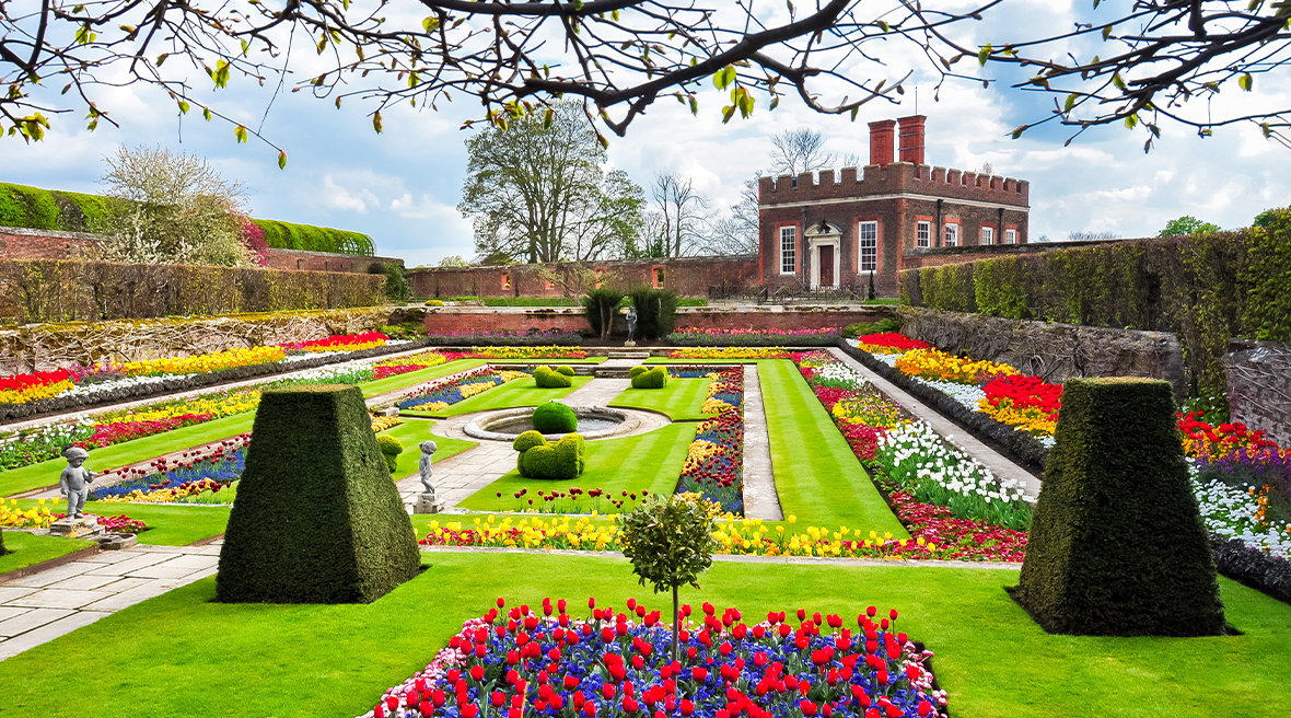 Baladez-vous dans les superbes jardins du palais Tudor